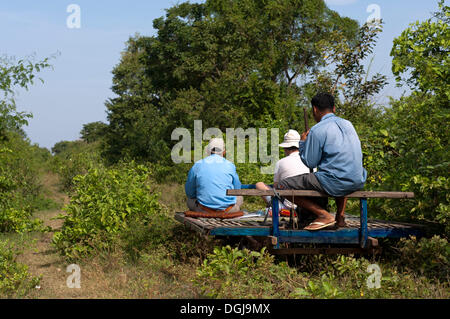 Ausländische Touristen während einer Reise auf die Bamboo Train, Battambang, Kambodscha, Südost-Asien Stockfoto