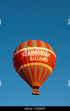 Ballonfahrt in einem Heißluftballon gekennzeichnet Anatolian Balloons, Göreme, Türkei Stockfoto