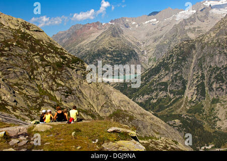 Familie ruht auf einer Wanderung im Wandergebiet Raeterichsboden Blick auf den Gelmerstausee Stausee Grimsel Gebiet, Berner Alpen Stockfoto