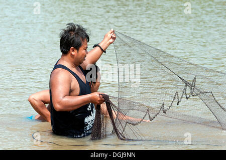 Fischer, ein Fischernetz in der Sangkae Fluss, Battambang, Kambodscha, Südostasien, Asien Stockfoto