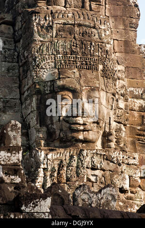 Lächeln von Angkor, riesige Gesicht geschnitzt in Stein auf einem Turm, Bayon Tempel, Angkor Thom, Siem Reap, Kambodscha, Südostasien, Asien Stockfoto