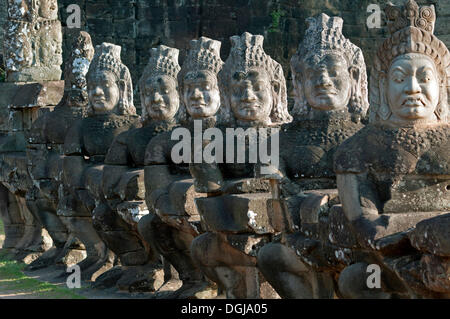 Abschnitt der rechten Begrenzung der Zufahrtsstraße zum Südtor, Gopura von Angkor Thom mit Steinfiguren vertreten Stockfoto