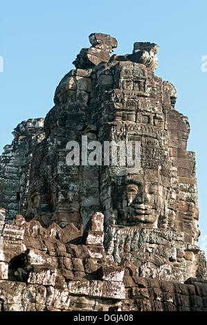 Einer der mehr als 50 mystische Türme des Bayon Tempel mit riesige steinerne Gesichter, Bayon, Angkor Thom, Siem Reap, Kambodscha Stockfoto