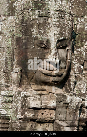 Lächeln von Angkor, riesige Gesicht geschnitzt in Stein auf einem Turm, Bayon Tempel, Angkor Thom, Siem Reap, Kambodscha, Südostasien, Asien Stockfoto