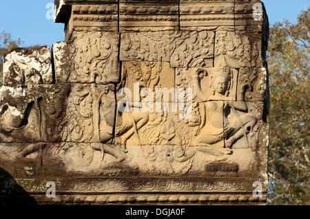 Relief geschnitzt in Stein mit zwei tanzenden Apsaras, Bayon Tempel, Angkor Thom, Siem Reap, Kambodscha, Südost-Asien Stockfoto