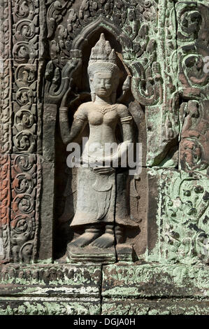 Relief einer weiblichen Gottheit, gesagt, als Tempelwächter, Preah Khan Tempel, erbaut im 12. Jahrhundert von König Jayavarman VII. Stockfoto