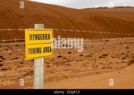 Warnschild am Stacheldraht, Bergbaugebiet an der De Beers Diamond Bergbaugebiet der Diamant Küste zwischen Port Stockfoto