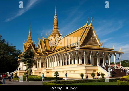 Touristen besuchen die Preah Thineang Dheva Vinnichay Thron Hall, Royal Palace, Phnom Penh, Kambodscha, Südost-Asien Stockfoto