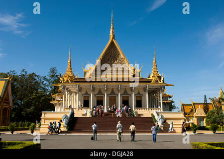 Touristen besuchen die Preah Thineang Dheva Vinnichay Thron Hall, Royal Palace, Phnom Penh, Kambodscha, Südost-Asien Stockfoto