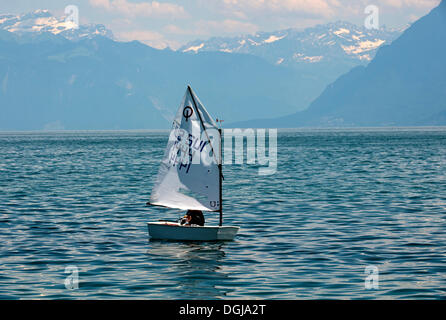 Schlauchboot "Optimist" Segeln am Genfer See in der Nähe von Morges, Waadtländer Alpen am Rücken, Alpes Vaudoises, Kanton Waadt, Schweiz, Europa Stockfoto