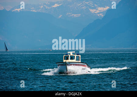 Wasser-Rettung-Motorboot von Morges am Genfersee in der Nähe von Morges mit den Waadtländer Alpen am Rücken, Alpes Vaudoises, Kanton Waadt Stockfoto