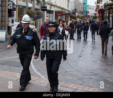 St Helier Stadt Policing Einheit - TPU - männliche Offizier trug den traditionellen weißen "" Tropenhelm mit weiblichen Offizier Stockfoto