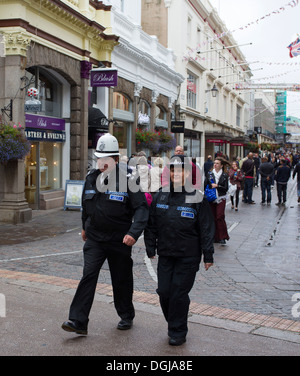 St Helier Stadt Policing Einheit - TPU - männliche Offizier trug den traditionellen weißen "" Tropenhelm mit weiblichen Offizier Stockfoto