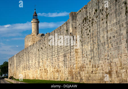 Tour de Constance oder Konstanz Turm und der Außenseite der Stadtmauer, Aigues-Mortes, Region Languedoc-Roussillon, Frankreich Stockfoto