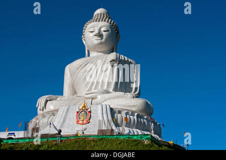 Große Buddha machte der birmanischen Alabaster sitzen in Maravichai Pose, Chalong, Phuket Provinz, Thailand Stockfoto