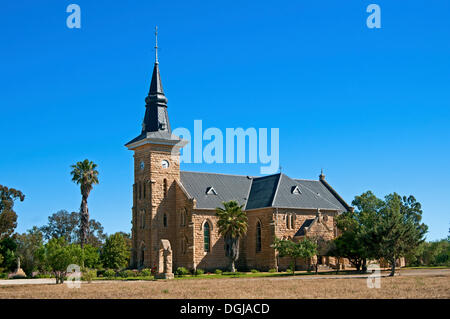 Niederländisch-reformierten Kirche, errichtet im neogotischen Stil aus lokalem Sandstein, Nieuwoudtville, Western Cape, Südafrika Stockfoto