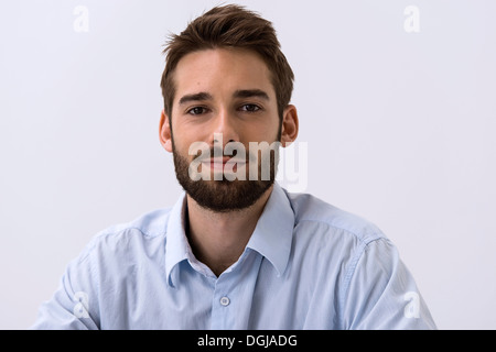 Porträt der junge Mann im blauen Hemd hautnah Stockfoto