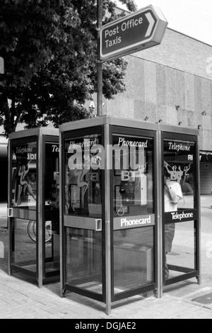 Cluster der Telefonzelle Boxen in Southsea Einkaufszentrum der 1990er Jahre uk Stockfoto