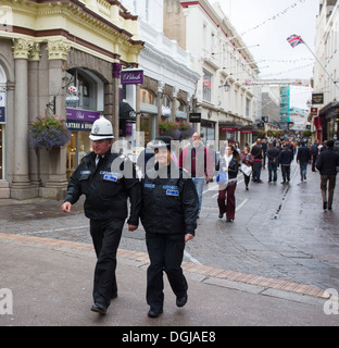 St Helier Stadt Policing Einheit - TPU - männliche Offizier trug den traditionellen weißen "" Tropenhelm mit weiblichen Offizier Stockfoto