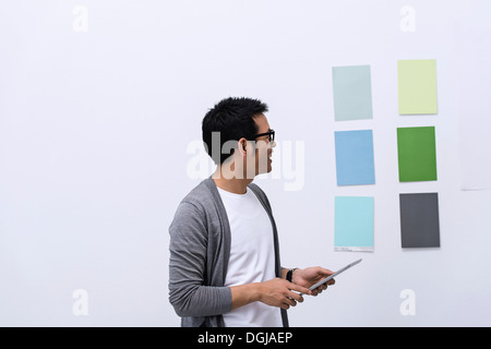 Junge männliche Designer Blick auf Farbfeld Stockfoto