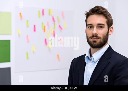 Porträt des jungen Mannes in Designstudio Stockfoto