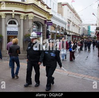 St Helier Stadt Policing Einheit - TPU - männliche Offizier trug den traditionellen weißen "" Tropenhelm mit weiblichen Offizier Stockfoto