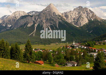 Lermoos im Ehrwalder Becken-Tal vor Mount Ehrwalder Sonnenspitze und Mount Grünstein, Lermoos, Tirol, Österreich Stockfoto