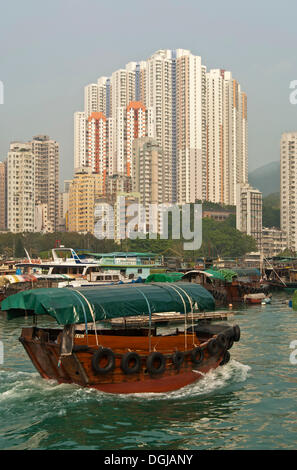 Sampan-Boot im Hafen von Aberdeen, Sampan Bootshafen, Wolkenkratzer in Aberdeen Kanal am Rücken, Aberdeen, Hong Kong, China Stockfoto