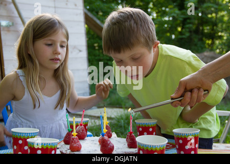 Bruder und Schwester mit Geburtstagstorte Stockfoto