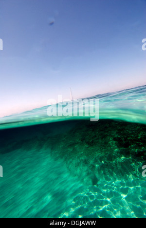Erstaunlich klaren Wasser des Mitjorn in der paradiesischen Insel Formentera. Stockfoto