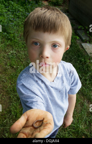 Porträt eines jungen mit einem Wurm in seiner Hand hautnah Stockfoto