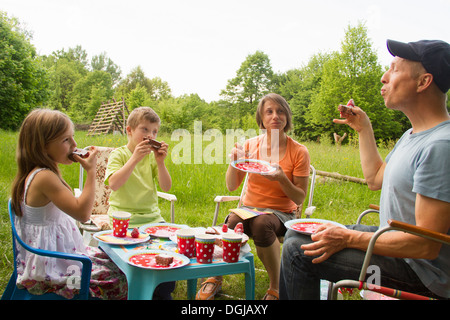 Familie mit zwei Kindern Geburtstag Kuchen Picknick Stockfoto