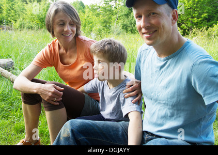 Porträt von Eltern und Sohn im freien Stockfoto
