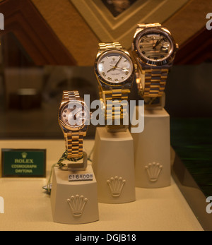 Rolex-Uhren auf dem Display in Juweliere Fenster anzeigen St. Helier Jersey Channel Islands Stockfoto