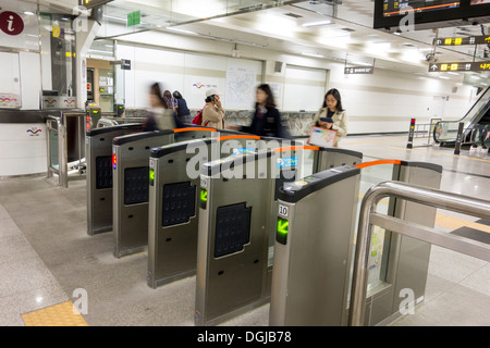 Passagiere, die durch Ticket Barrieren in u-Bahnstation in Seoul Stockfoto
