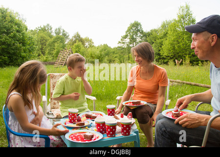 Familie mit zwei Kindern Geburtstag Picknick Stockfoto