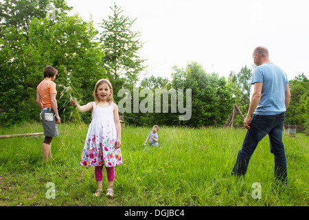 Familie zusammen spielen im freien Stockfoto
