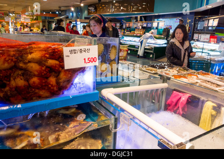 Innere des Lotte Mart (Supermarkt) in Seoul, Korea Stockfoto