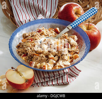 Apfelmüsli im Tessiner Stil, Schweiz. Stockfoto