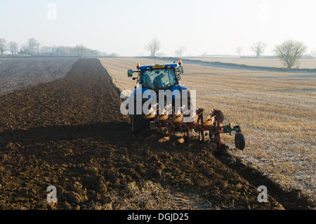 Traktor pflügen den Boden des Feldes Stockfoto