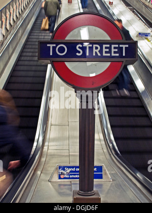 Innenraum der St. Pauls-u-Bahnstation, City of London, London, England, Vereinigtes Königreich Stockfoto