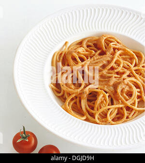 Spaghetti mit einer cremigen Tomatensoße, Italien. Stockfoto