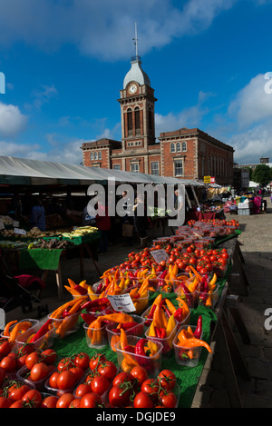 Chesterfield Derbyshire Open-Air Markt Stall Shopper Surfen, Obst und Gemüse auf dem display Stockfoto