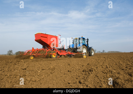 Traktor, die Ausrüstung, um Samen zu Pflanzen im Feld ziehen Stockfoto