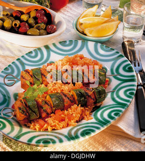 Souvlaki auf Tomatenreis, Griechenland. Stockfoto