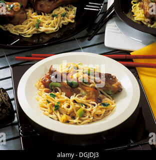 Currynudeln mit Schweinebrippen, Thailand. Stockfoto