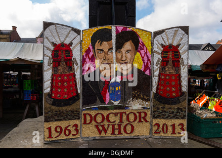 Dr Who und Daleks Bild auf gut putzt in Chesterfield Markt Quadrat Derbyshire England Stockfoto