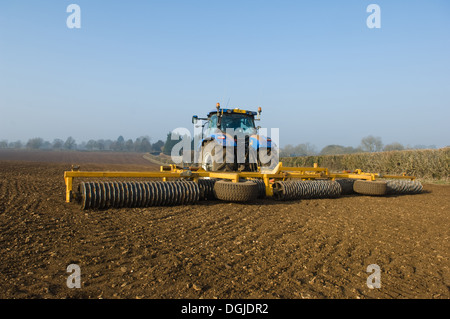 Traktor, die Vorbereitung des Bodens des Feldes Stockfoto