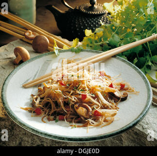 Glas-Nudel-Salat mit Sojasprossen, Shiitake-Pilzen, frischem Gemüse und Ingwer-dressing, Vietnam Stockfoto