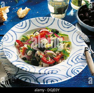 Griechischer Salat, mit Gurken, Paprika, Tomaten, roten Zwiebeln, Schwarze Oliven und Feta-Käse, Griechenland. Stockfoto